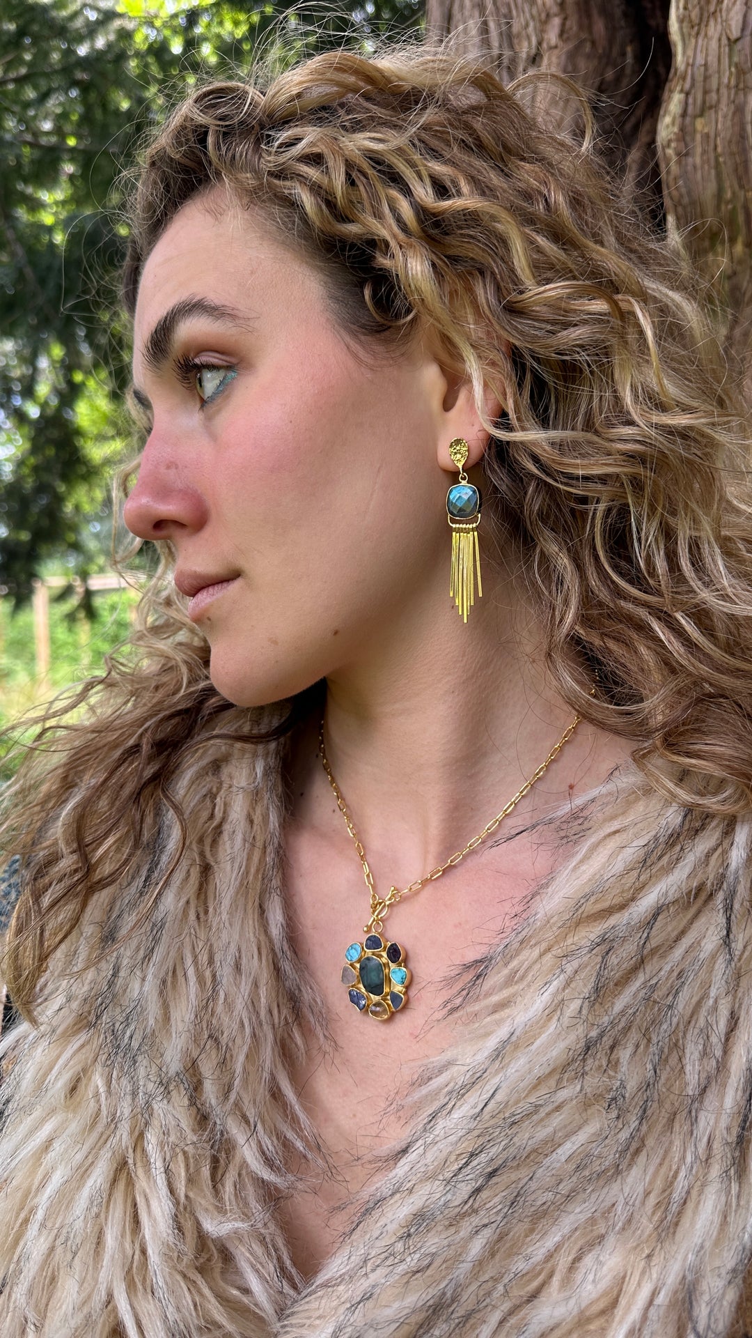The Circle of Her Soul
Emerald Pendant Neckkace