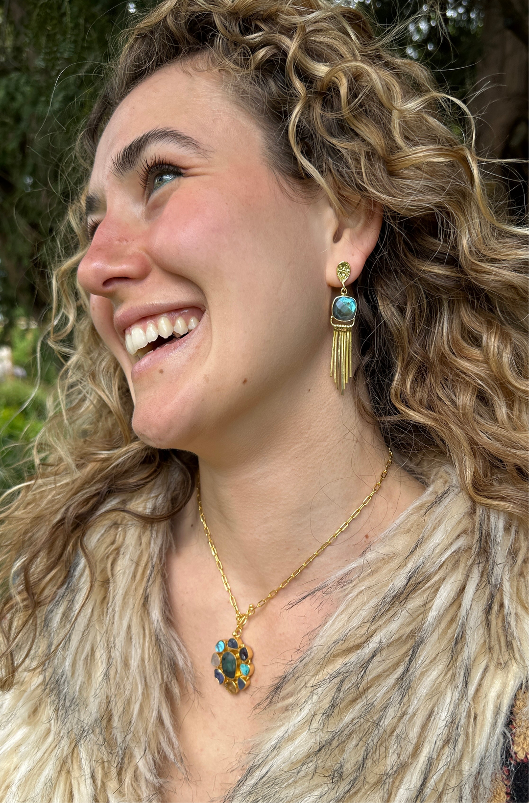 The Circle of Her Soul
Emerald Pendant Neckkace