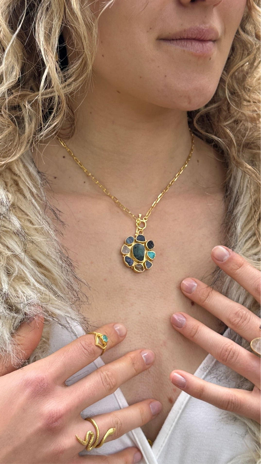 The Circle of Her Soul
Emerald Pendant Neckkace