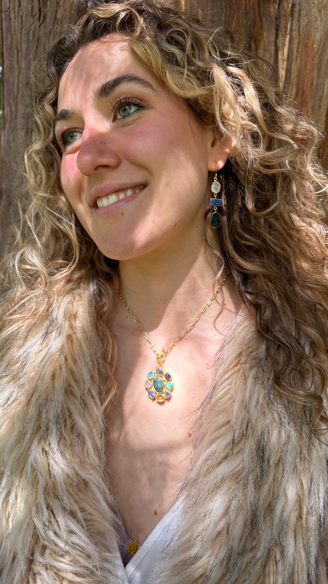 The Circle of Her Soul
Emerald Pendant Neckkace
