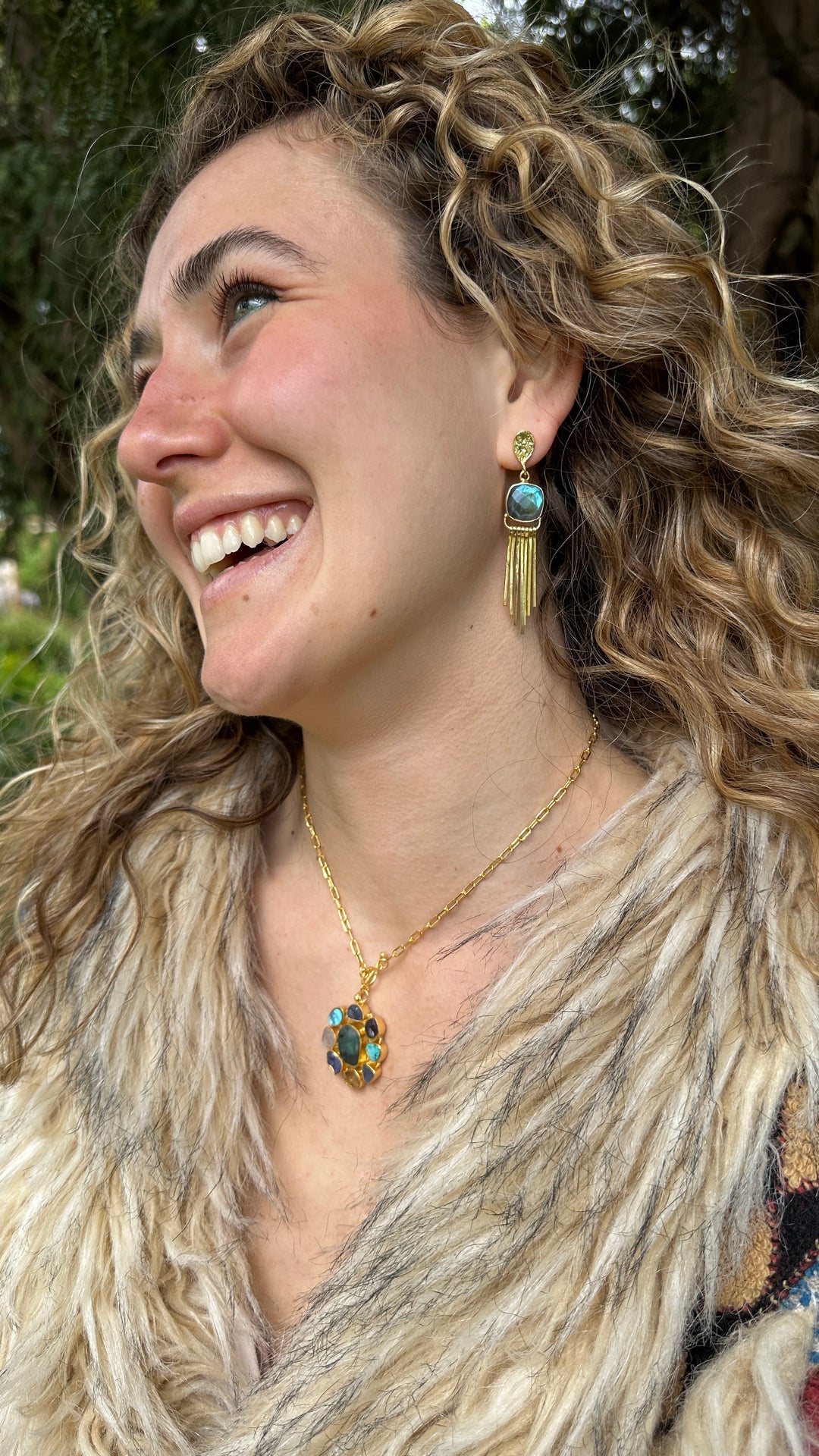 The Circle of Her Soul
Emerald Pendant Neckkace