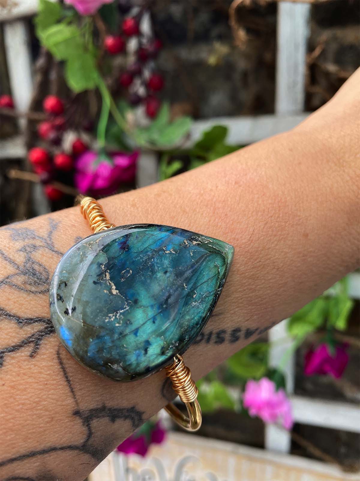 Allunas Teardrop labradorite Gold Bangle