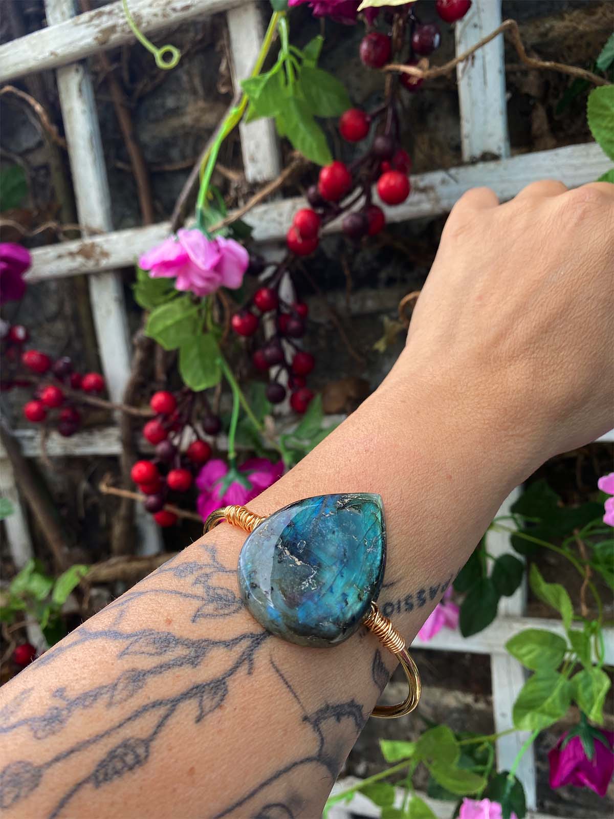 Allunas Teardrop labradorite Gold Bangle