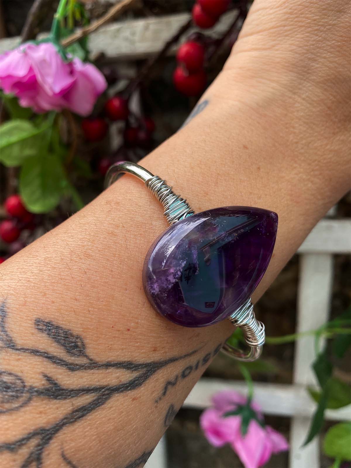Allunas Teardrop Amethyst Silver Bangle