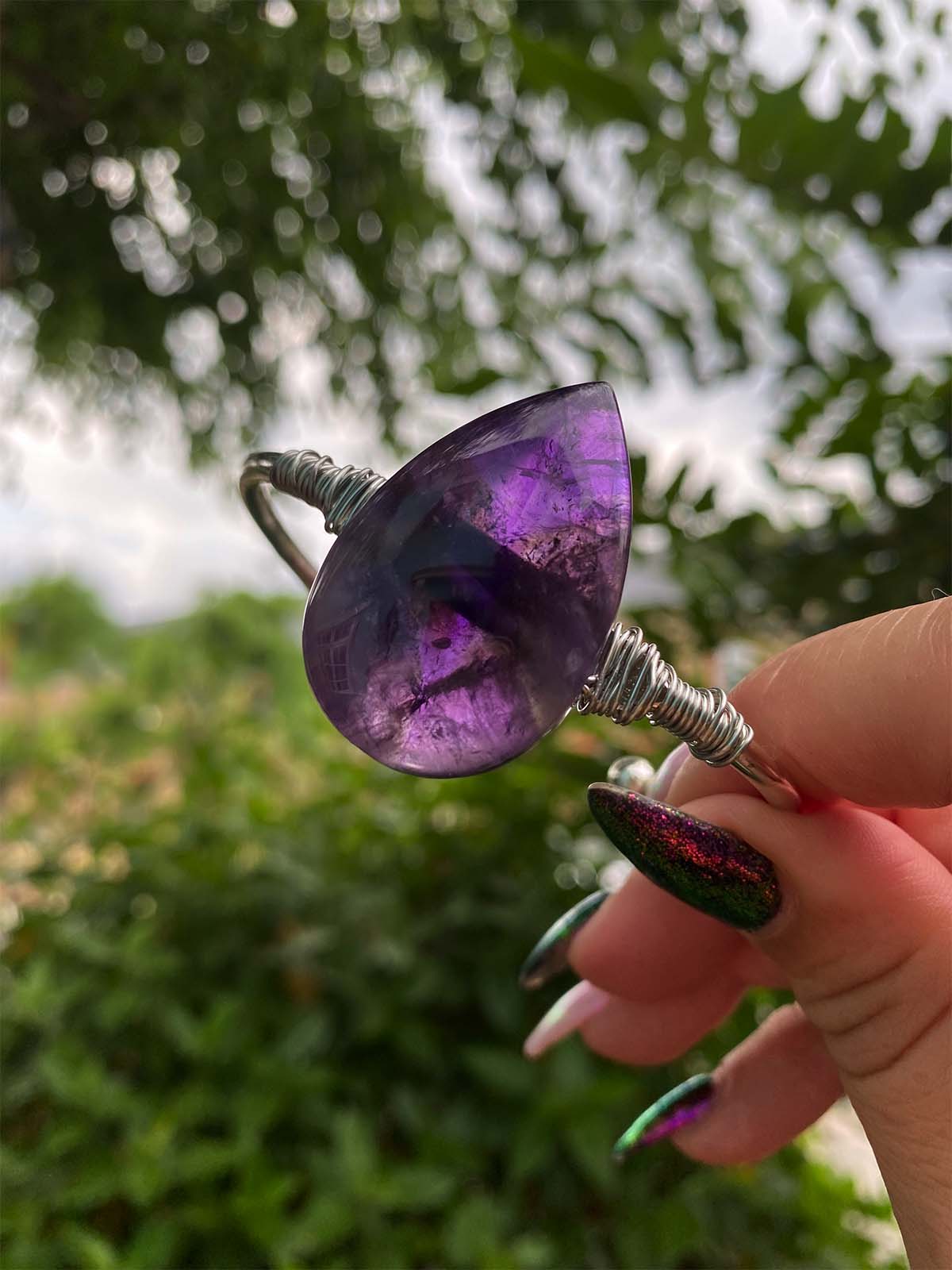 Allunas Teardrop Amethyst Silver Bangle