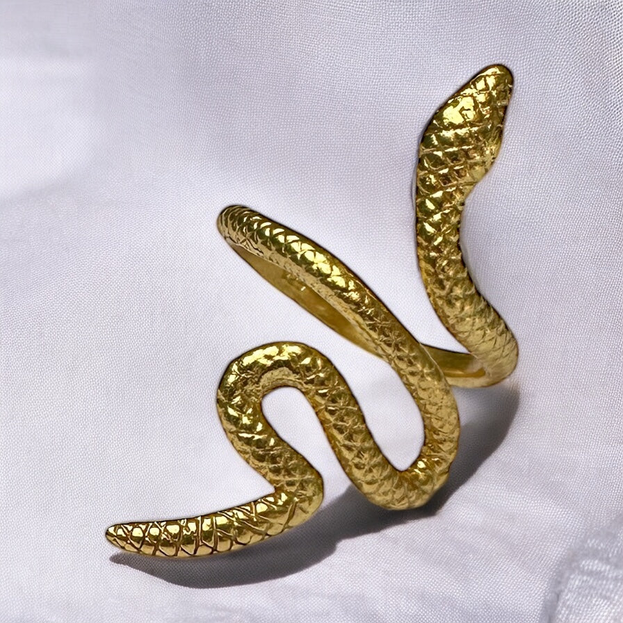 Ouro Goddess Snake Ring