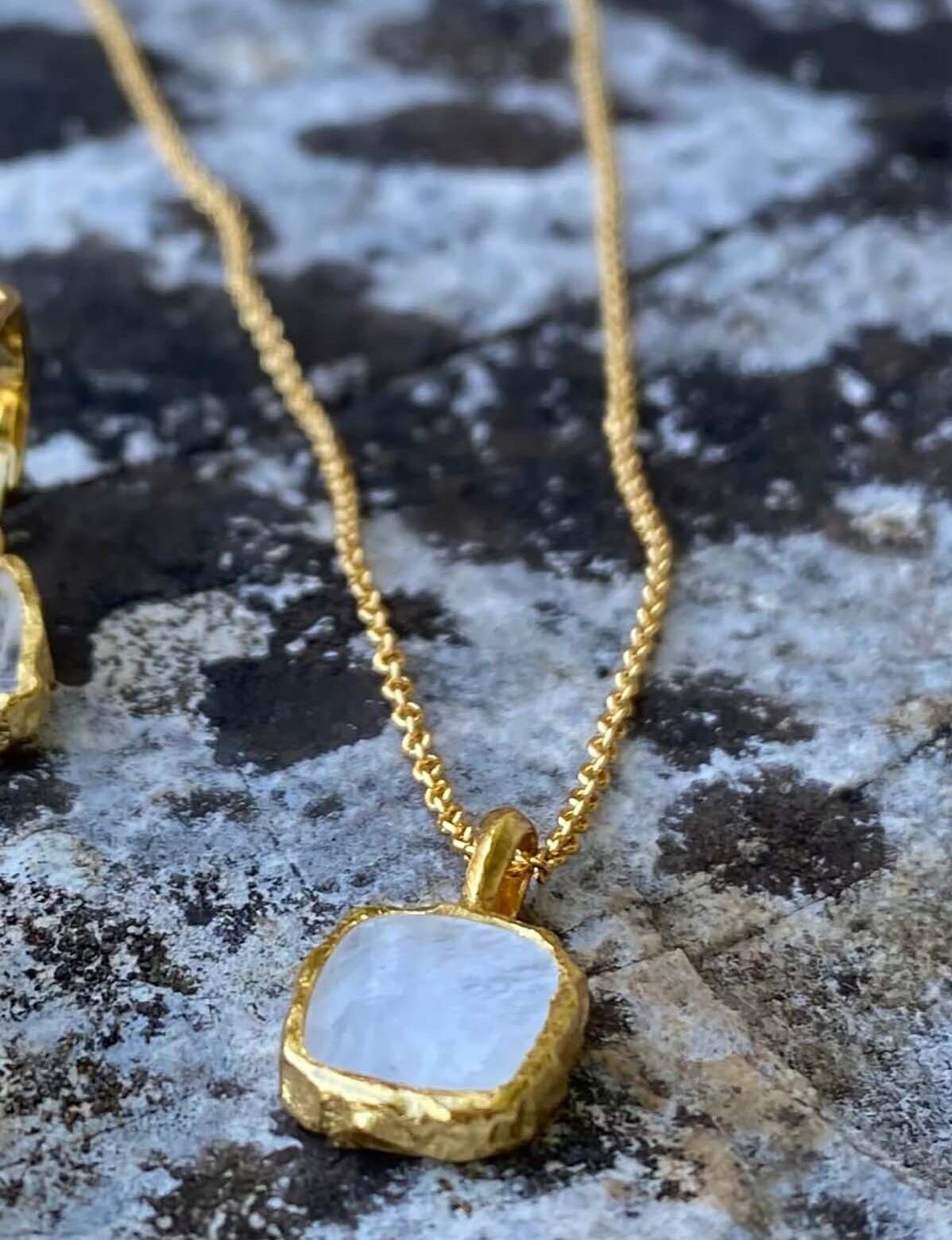 Zarif Collection 18k Gold Natural Moonstone Pendant